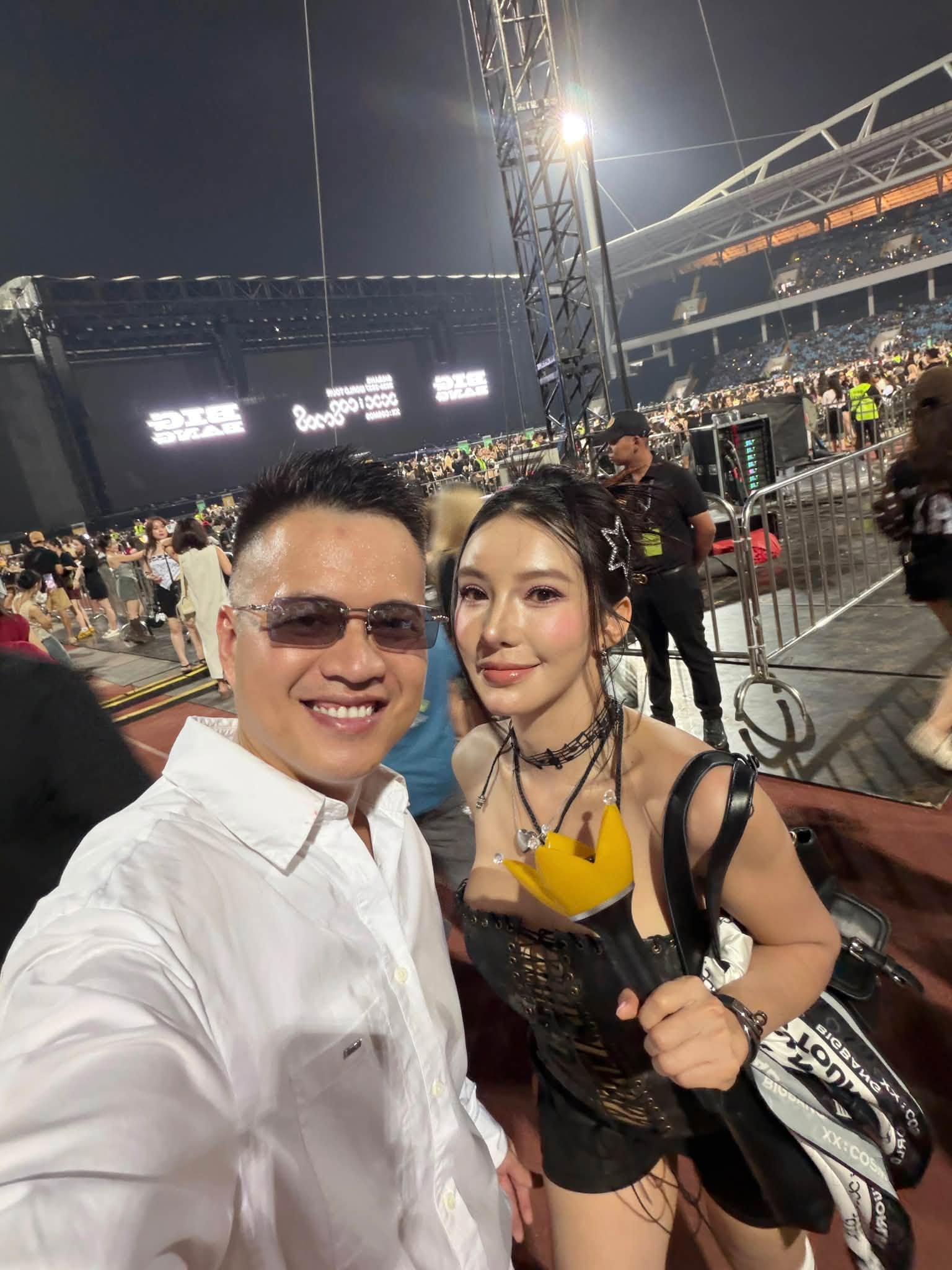 Hội mẹ bỉm được ngày "trốn con" đi đu idol: Mẹ 2 con, mẹ 6 con... đến mẹ bỉm vừa sinh con được 6 tháng vẫn lên đồ quẩy "bung nóc"- Ảnh 10.