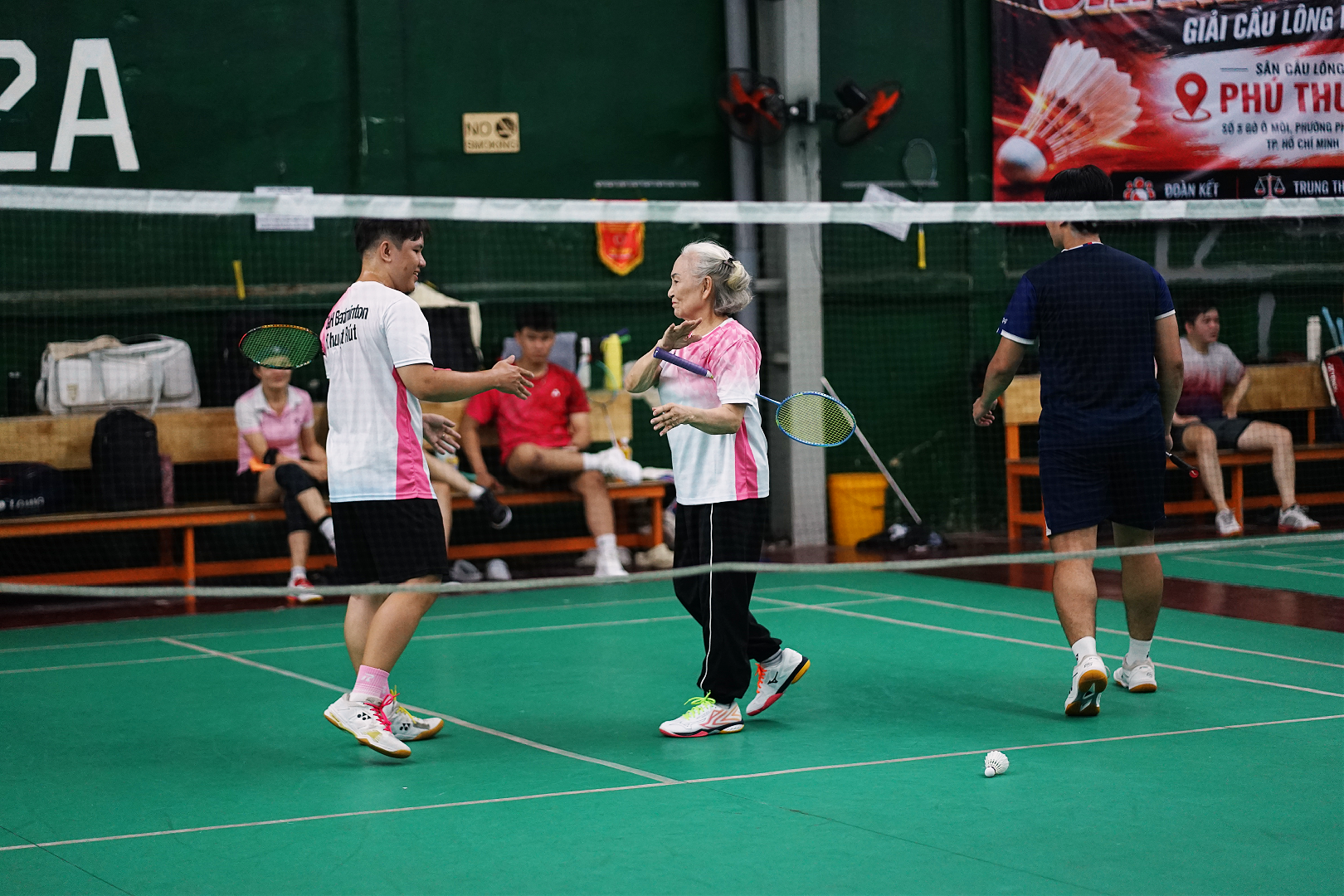 "B&agrave; ngoại T&iacute;m" 71 tuổi ở TP.HCM kể chuyện đội n&oacute;n giấu t&oacute;c bạc để được rủ đ&aacute;nh cầu, c&aacute;i kết dễ thương hết sức- Ảnh 3.