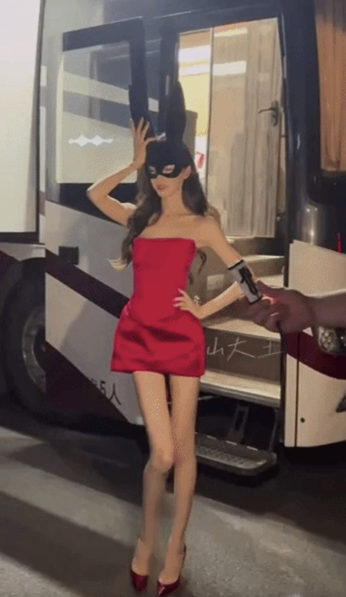 Hot Douyin gầy như bộ xương kh&ocirc; tr&ecirc;n thảm đỏ- Ảnh 7.