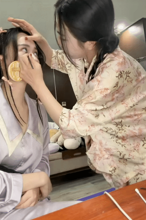Hội mẹ bỉm được ngày "trốn con" đi đu idol: Mẹ 2 con, mẹ 6 con... đến mẹ bỉm vừa sinh con được 6 tháng vẫn lên đồ quẩy "bung nóc"- Ảnh 4.