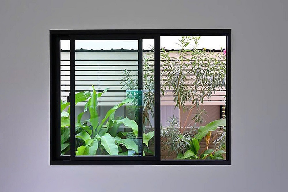 Lời khuy&ecirc;n cho c&aacute;c gia đ&igrave;nh đang sử dụng cửa sổ k&iacute;nh cường lực - Ảnh 1.
