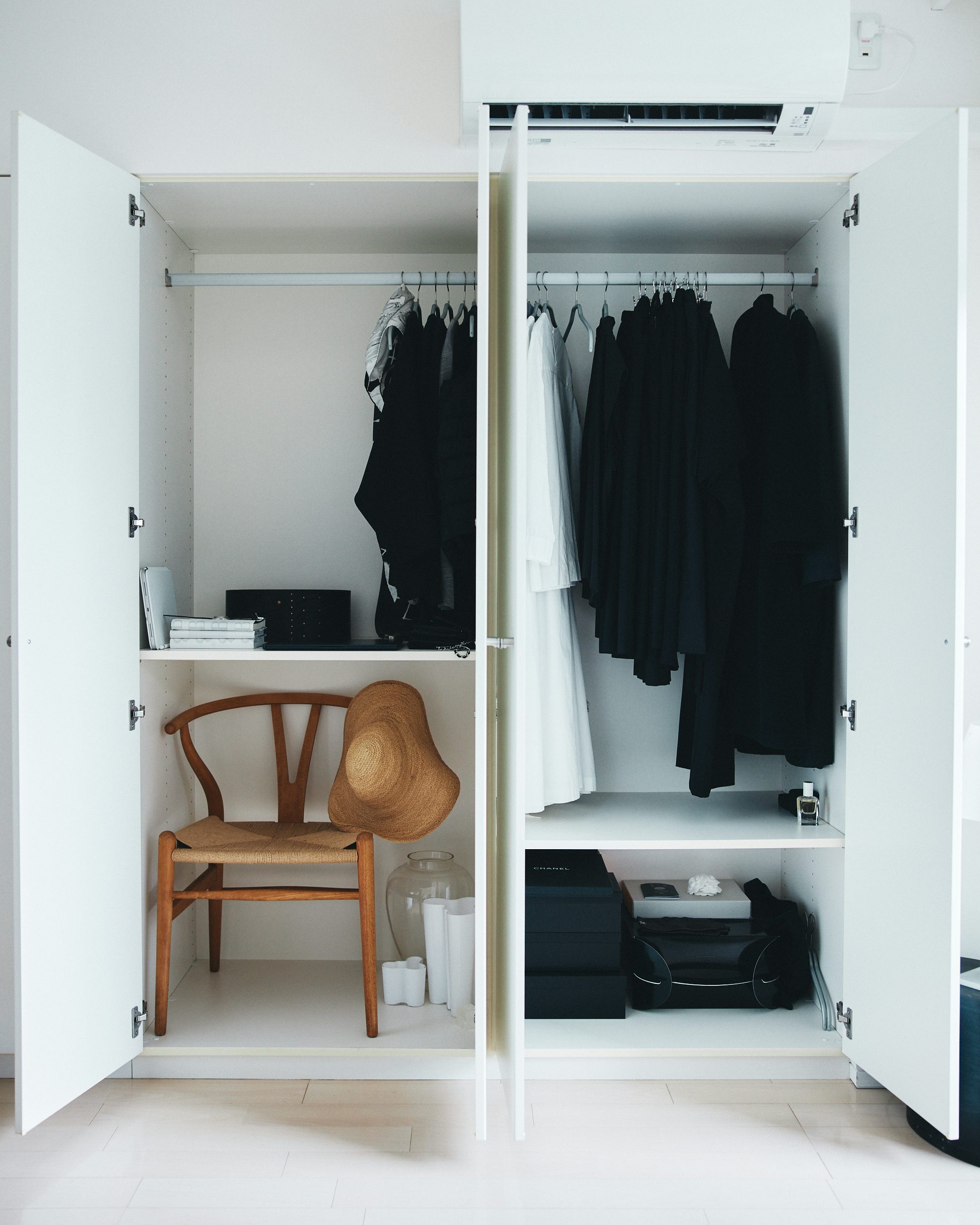 Sống trong căn ph&ograve;ng 12m&sup2;, t&ocirc;i chỉ giữ lại 15 nh&oacute;m đồ: C&agrave;ng &iacute;t đồ, nh&agrave; c&agrave;ng dễ thở- Ảnh 2.