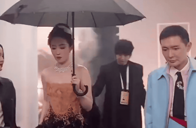 X&ocirc;n xao clip Lưu Diệc Phi sống hai mặt, c&oacute; th&aacute;i độ coi thường đ&agrave;n em g&acirc;y "n&oacute;ng mắt" giữa sự kiện- Ảnh 1.