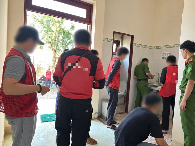 C&ocirc;ng an bất ngờ kiểm tra 42 shipper- Ảnh 1.