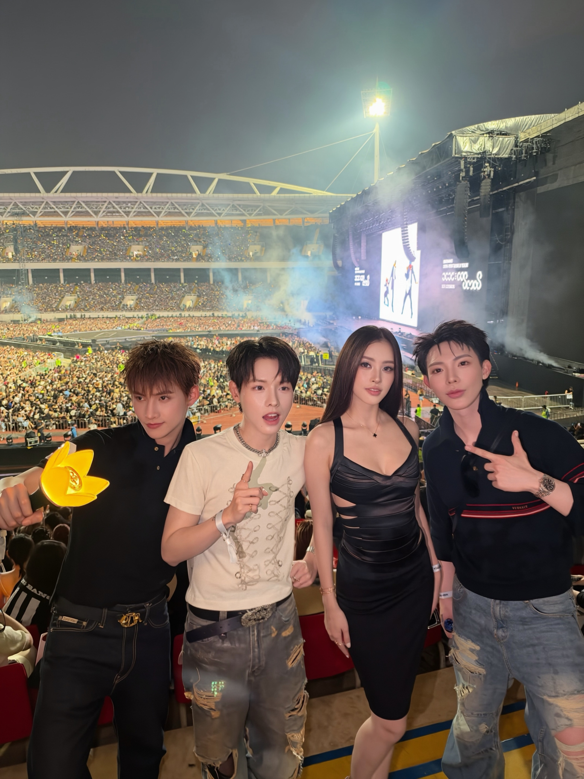 Gương mặt lạ hoắc của Erik khi c&ugrave;ng Đức Ph&uacute;c xuất hiện ở concert BIGBANG- Ảnh 1.