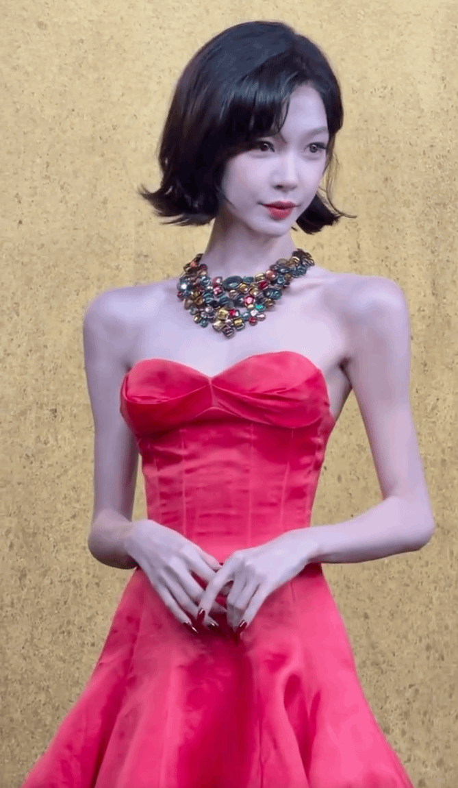 Hot Douyin gầy như bộ xương kh&ocirc; tr&ecirc;n thảm đỏ- Ảnh 1.