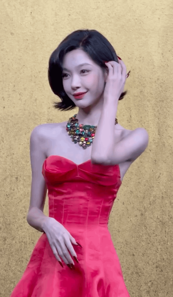 Hot Douyin gầy như bộ xương kh&ocirc; tr&ecirc;n thảm đỏ- Ảnh 2.