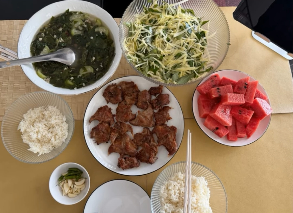 M&acirc;m cơm nh&agrave; của Quốc Trường v&agrave; Ngọc Trinh- Ảnh 6.