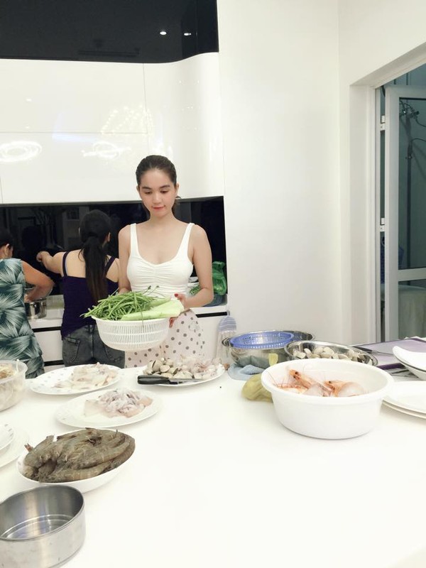 M&acirc;m cơm nh&agrave; của Quốc Trường v&agrave; Ngọc Trinh- Ảnh 12.