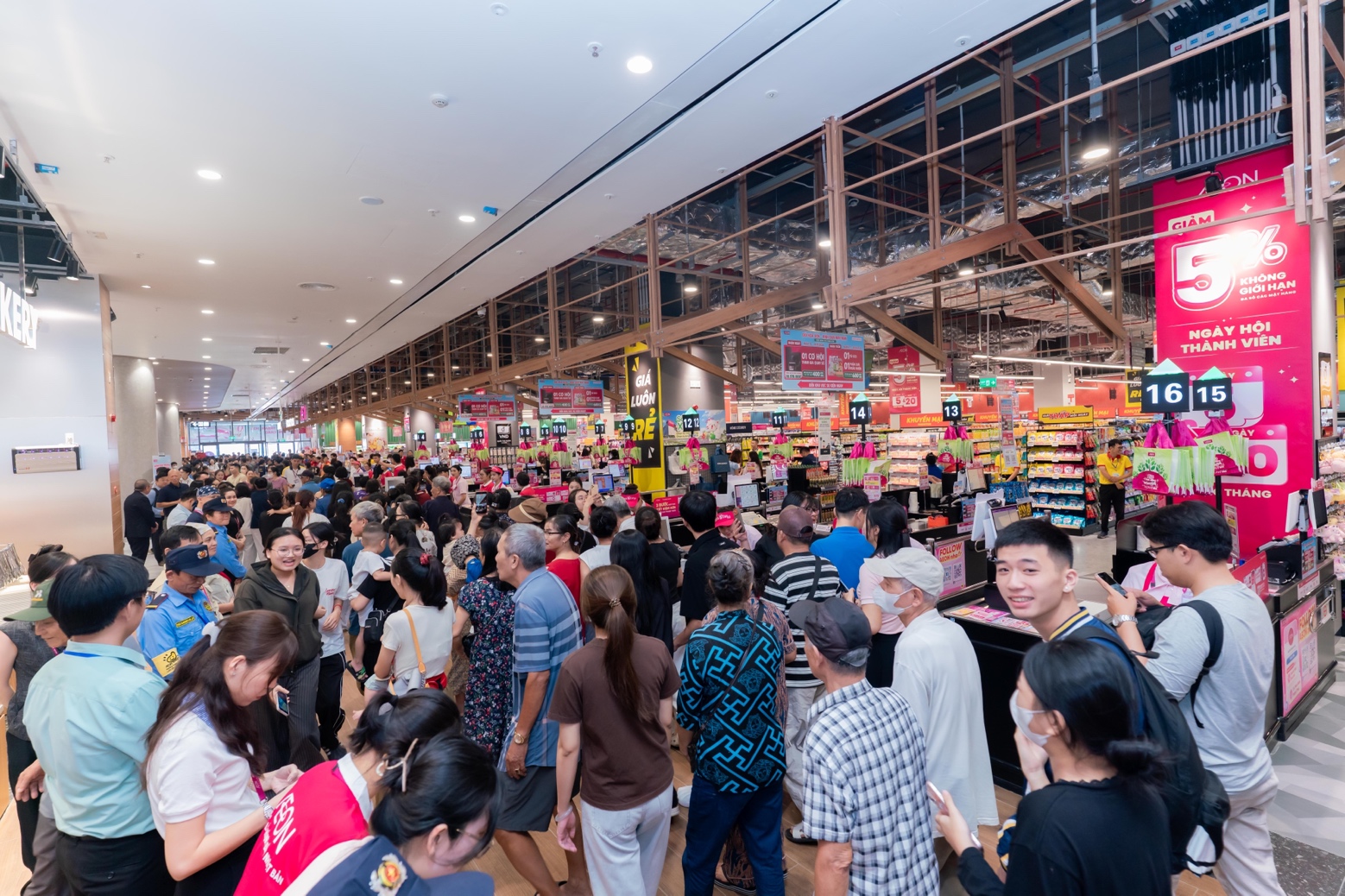 Người d&acirc;n Thanh H&oacute;a h&agrave;o hứng trải nghiệm AEON trong những ng&agrave;y đầu khai trương - Ảnh 1.