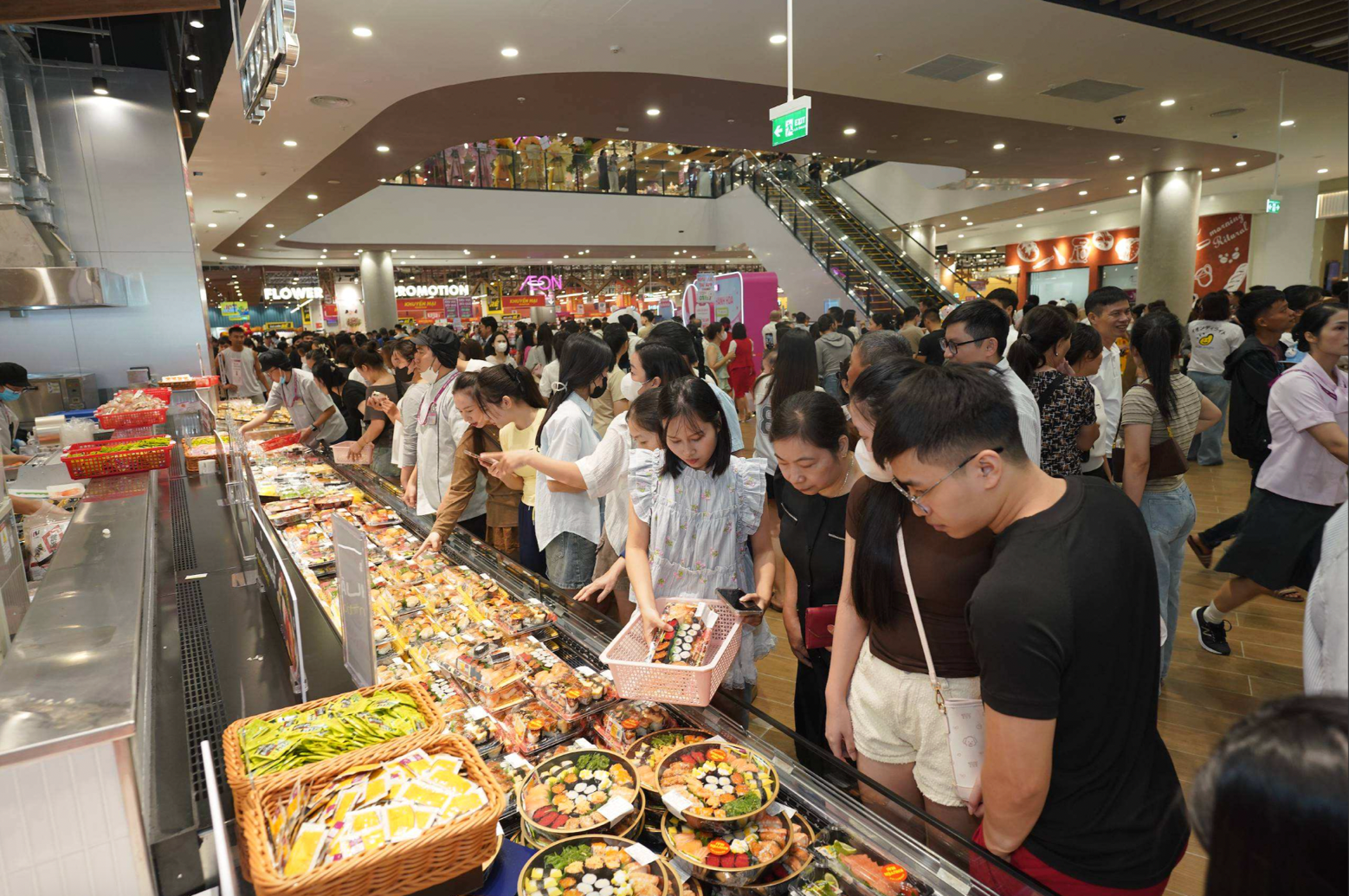 Người d&acirc;n Thanh H&oacute;a h&agrave;o hứng trải nghiệm AEON trong những ng&agrave;y đầu khai trương - Ảnh 2.
