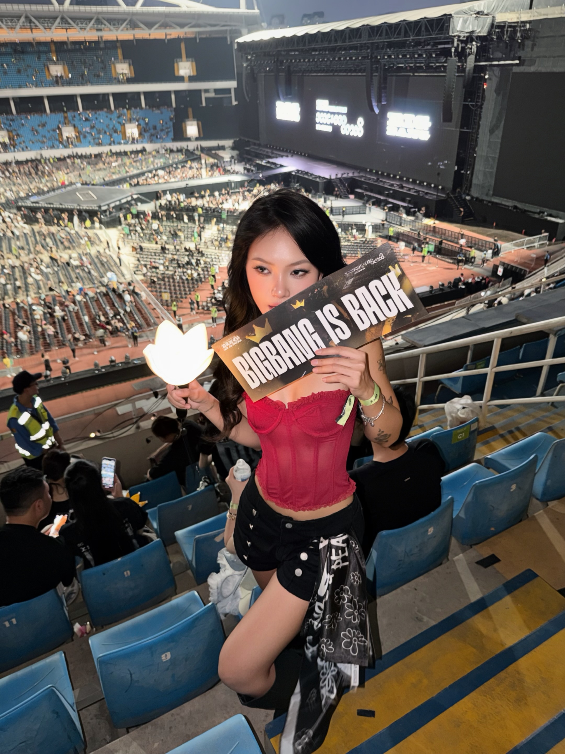 Tổng kết 2 ng&agrave;y 3 "&ocirc;ng ch&uacute;" BIGBANG tại H&agrave; Nội: D&agrave;n mỹ nh&acirc;n vẫn luỵ concert, viết cả t&acirc;m thư - Ảnh 14.