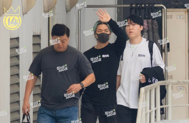 H&igrave;nh ảnh BIGBANG ra s&acirc;n bay về nước s&aacute;ng nay, gặp nhau rồi thật kh&oacute; l&igrave;a xa, bao t&acirc;m sự c&ograve;n đang dang dở - Ảnh 7.