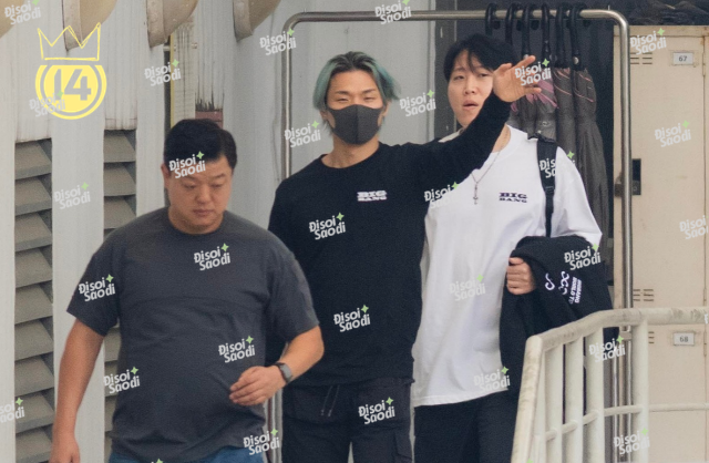 H&igrave;nh ảnh BIGBANG ra s&acirc;n bay về nước s&aacute;ng nay, gặp nhau rồi thật kh&oacute; l&igrave;a xa, bao t&acirc;m sự c&ograve;n đang dang dở - Ảnh 8.