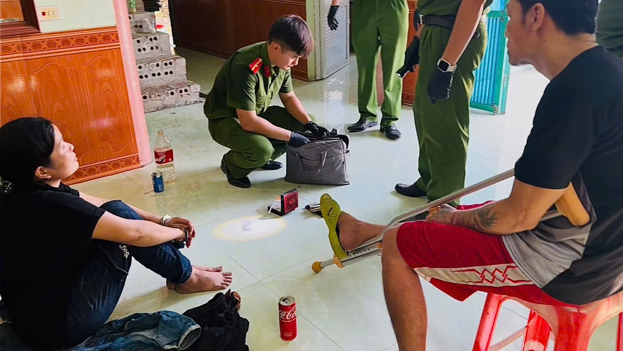 C&ocirc;ng an kiểm tra nơi ở của Đỗ Văn Bi&ecirc;n, bắt giữ Nguyễn Thị Pha SN 1987 c&ugrave;ng chủ nh&agrave; - Ảnh 1.