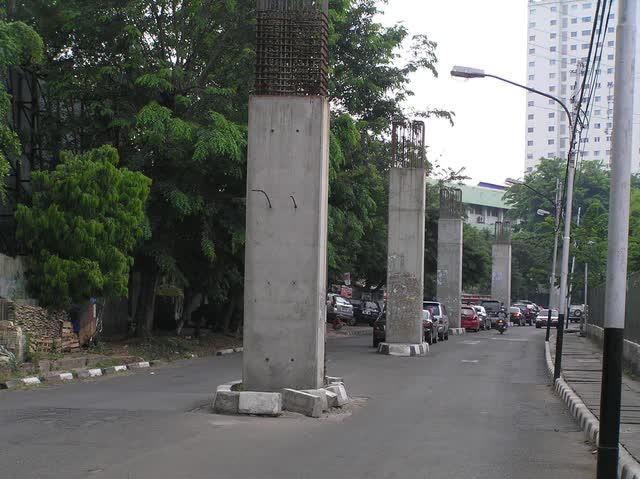 Dừng khẩn cấp dự án đường sắt trên cao dài 30 km, tổng vốn đầu tư gần 19.000 tỷ đồng, đã dựng 150 cột bê tông giữa phố - áº¢nh 1.
