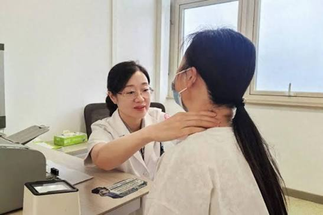 Nữ sinh 15 tuổi mắc ung thư tuyến gi&aacute;p di căn hạch v&igrave; th&oacute;i quen ngủ muộn - Ảnh 1.