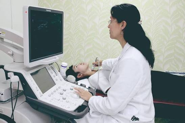Nữ sinh 15 tuổi mắc ung thư tuyến gi&aacute;p di căn hạch v&igrave; th&oacute;i quen ngủ muộn - Ảnh 3.