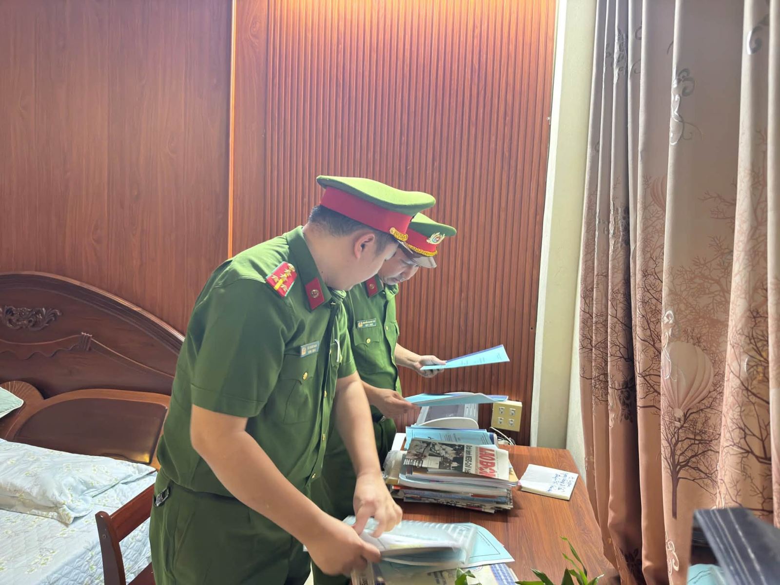 Thi hành lệnh khám xét, bắt tạm giam ông Quách Chí Lâm 62 tuổi - Ảnh 2.