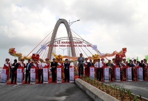 Di dời gần 500 hộ d&acirc;n, hơn 1.000 người c&ugrave;ng h&agrave;ng trăm thiết bị được huy động, Việt Nam x&acirc;y th&agrave;nh c&ocirc;ng cầu vượt 3 tầng đầu ti&ecirc;n trong 18 th&aacute;ng- Ảnh 2.