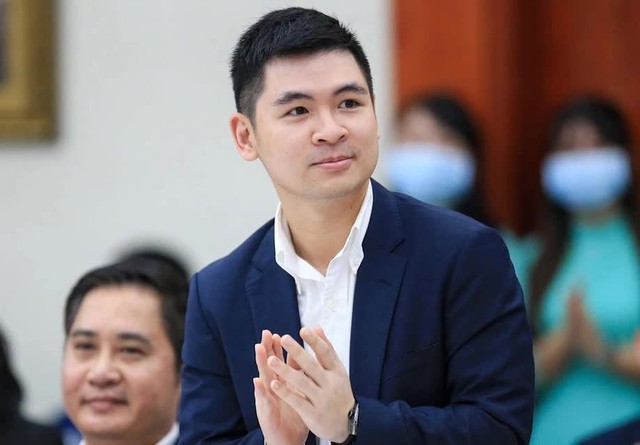 Việt Nam c&oacute; gia đ&igrave;nh doanh nh&acirc;n gi&agrave;u c&oacute; với 2 con trai đều l&agrave; thạc sĩ Anh Quốc: Anh sinh năm 1989 l&agrave; Ph&oacute; Chủ tịch Hội đồng quản trị ng&acirc;n h&agrave;ng, em sinh năm 1995 l&agrave;m Chủ tịch h&atilde;ng h&agrave;ng kh&ocirc;ng- Ảnh 5.