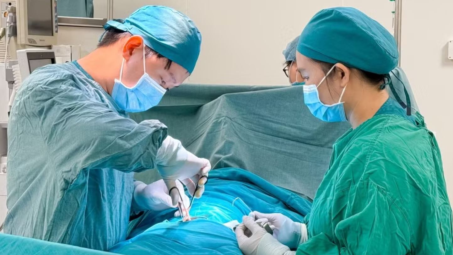 B&eacute; trai 3 tuổi bị lồng ruột hiếm gặp, phải cắt bỏ 10cm ruột - Ảnh 1.