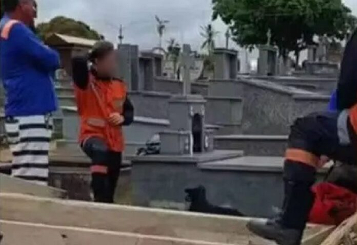 Người đ&agrave;n &ocirc;ng tử 48 tuổi vong sau khi rơi xuống mộ bố ruột trong l&uacute;c dự tang lễ- Ảnh 1.