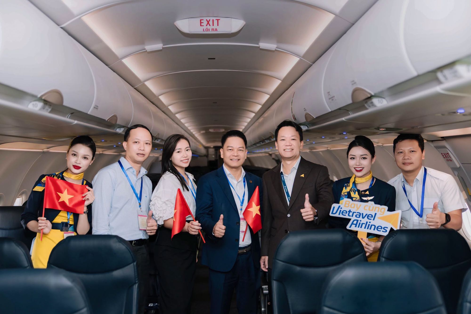 Đ&uacute;ng s&aacute;ng nay - 27/10, s&acirc;n bay Nội B&agrave;i ghi nhận một m&aacute;y bay đặc biệt hạ c&aacute;nh - Ảnh 3.