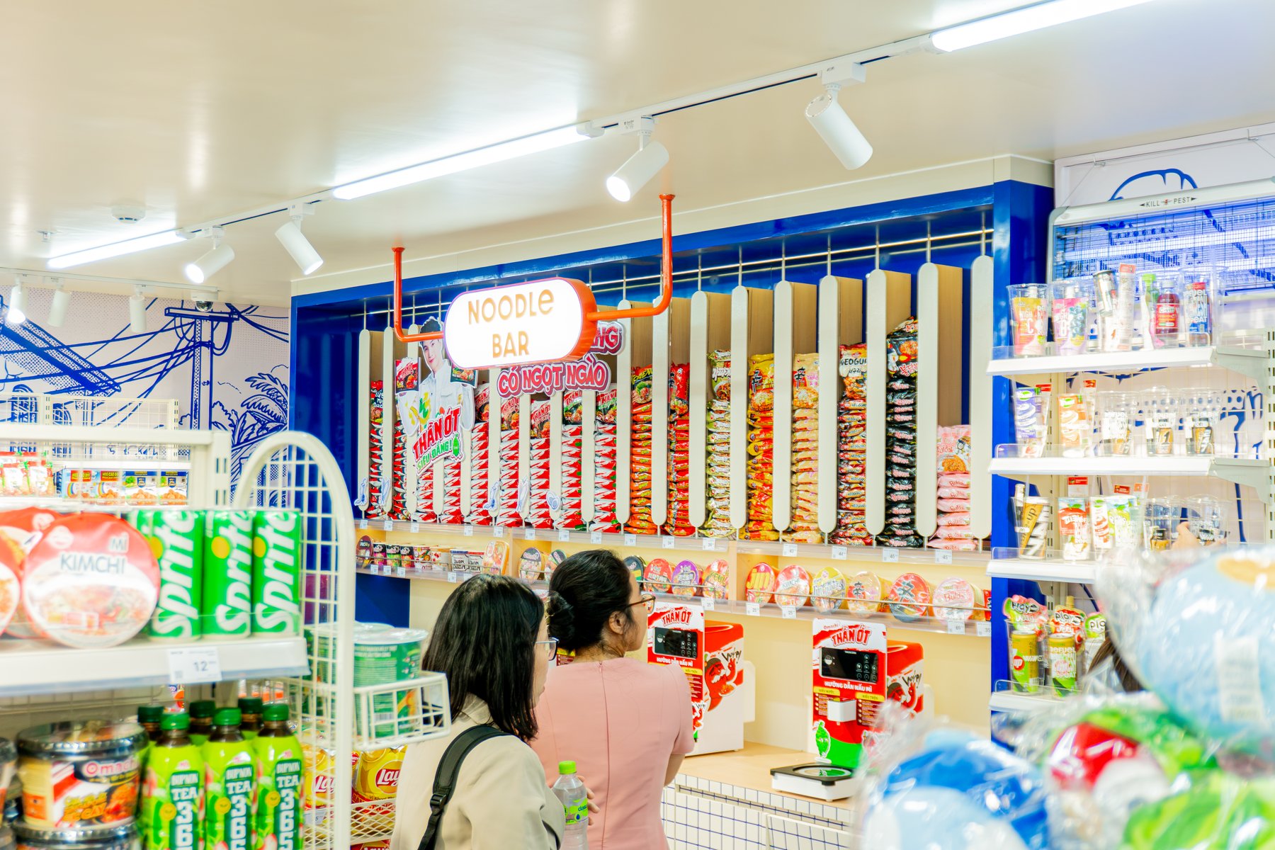 Tr&agrave; sen cốm non, cơm tấm, b&aacute;nh m&igrave; chả c&aacute;: Cửa h&agrave;ng tiện lợi giờ đ&atilde; &ldquo;đậm vị Việt&rdquo; - Ảnh 3.