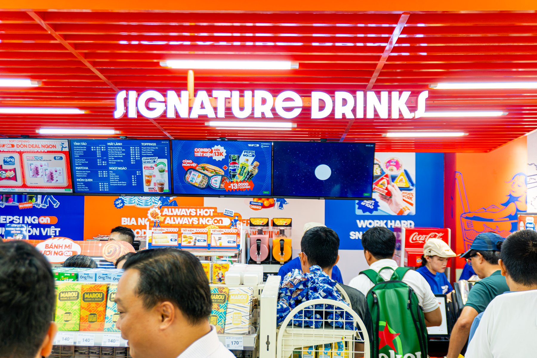 Tr&agrave; sen cốm non, cơm tấm, b&aacute;nh m&igrave; chả c&aacute;: Cửa h&agrave;ng tiện lợi giờ đ&atilde; &ldquo;đậm vị Việt&rdquo; - Ảnh 8.