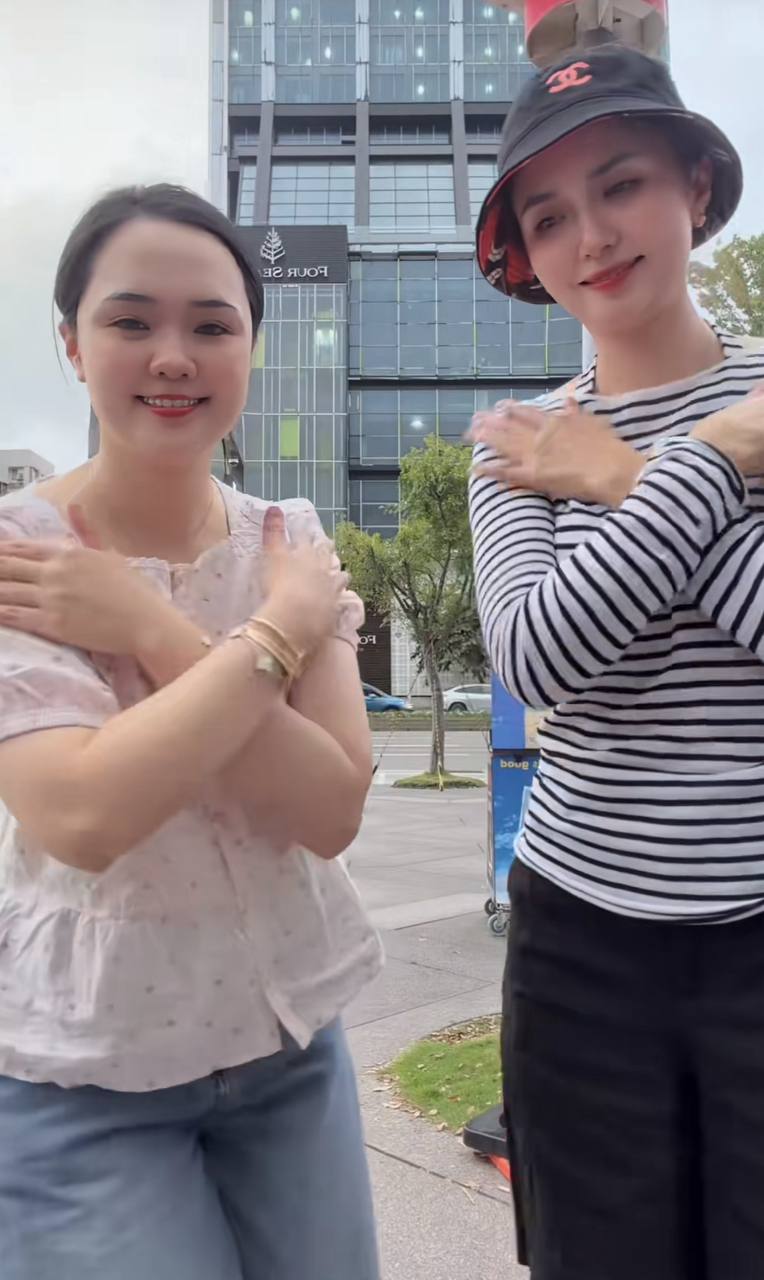 2 &aacute;i nữ nh&agrave; cựu Chủ tịch CLB S&agrave;i G&ograve;n c&ocirc;ng khai gi&aacute; một buổi đi mua sắm, m&agrave;n l&ecirc;n đồ g&acirc;y b&agrave;n t&aacute;n - Ảnh 5.