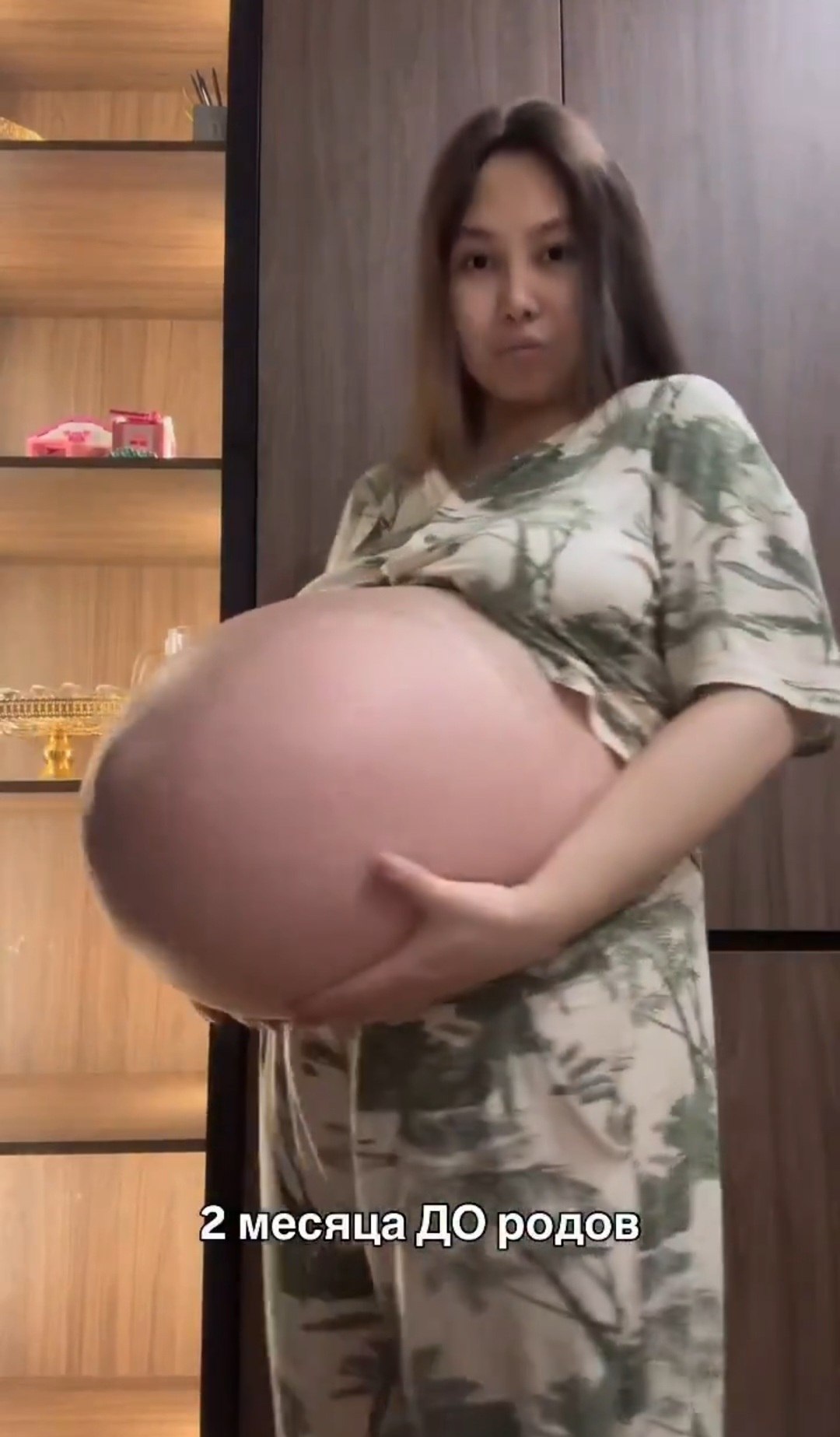 Clip 16 gi&acirc;y của chiếc bụng bầu của người mẹ tam thai khiến: Chỉ nh&igrave;n th&ocirc;i đ&atilde; thấy nặng nề v&agrave; x&oacute;t xa - Ảnh 1.