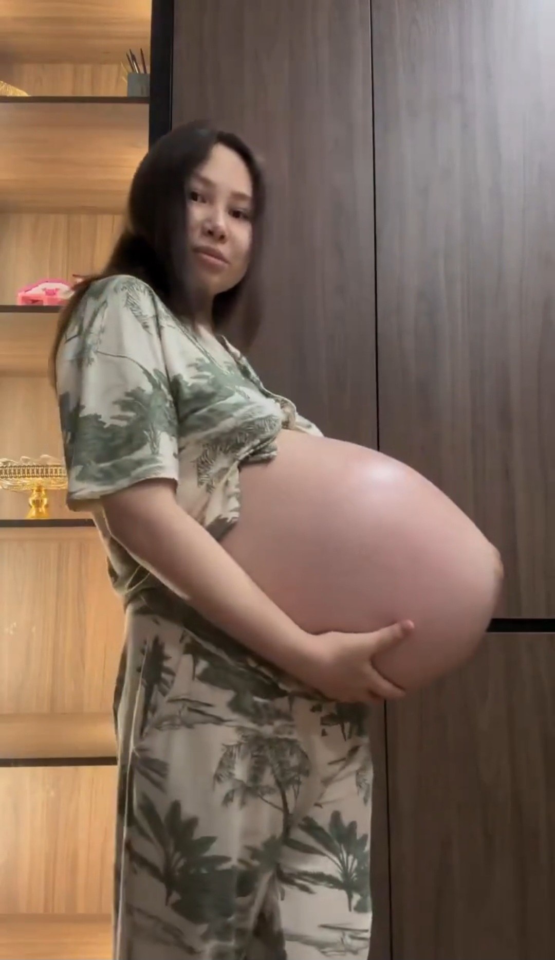 Clip 16 gi&acirc;y của chiếc bụng bầu của người mẹ tam thai khiến: Chỉ nh&igrave;n th&ocirc;i đ&atilde; thấy nặng nề v&agrave; x&oacute;t xa - Ảnh 2.