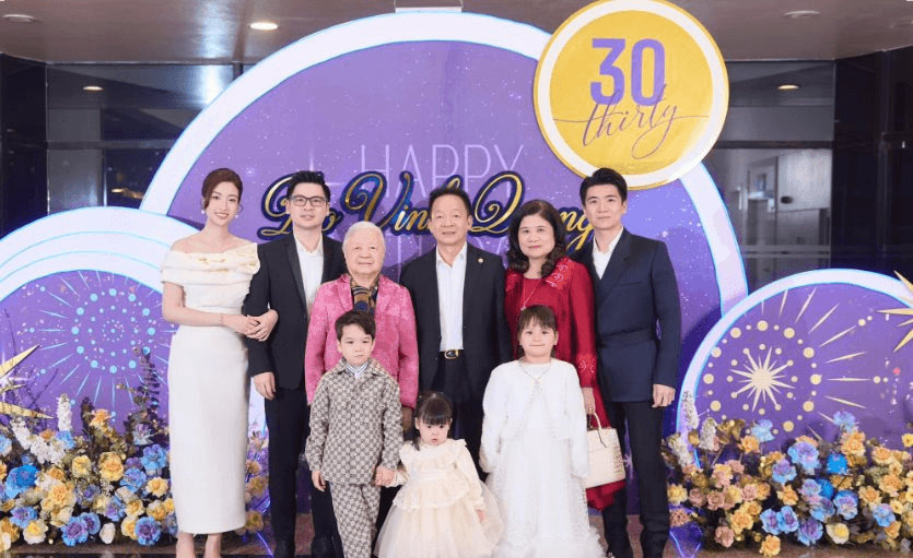 Việt Nam c&oacute; gia đ&igrave;nh doanh nh&acirc;n gi&agrave;u c&oacute; với 2 con trai đều l&agrave; thạc sĩ Anh Quốc: Anh sinh năm 1989 l&agrave; Ph&oacute; Chủ tịch Hội đồng quản trị ng&acirc;n h&agrave;ng, em sinh năm 1995 l&agrave;m Chủ tịch h&atilde;ng h&agrave;ng kh&ocirc;ng- Ảnh 1.