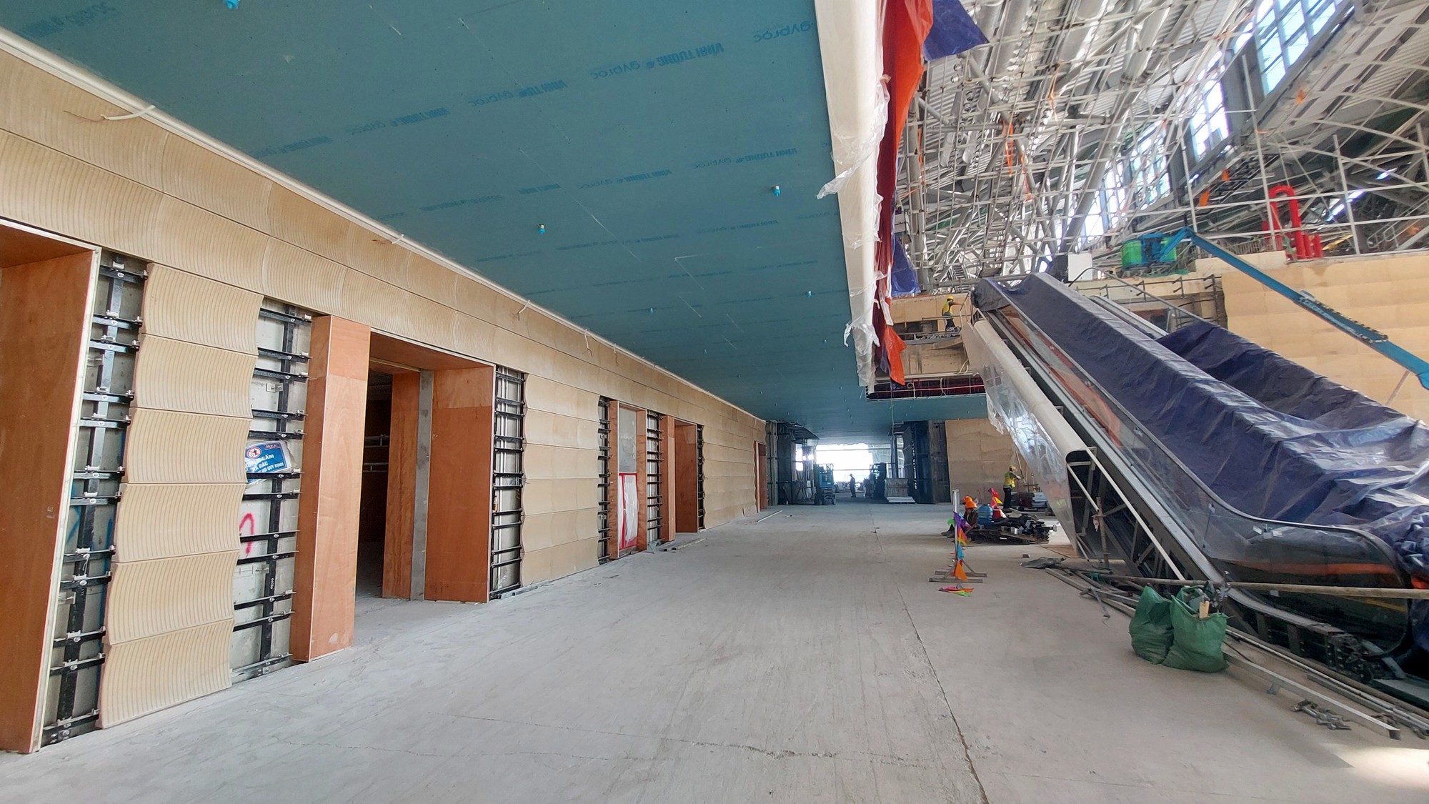 Việt Nam đang l&agrave;m si&ecirc;u c&ocirc;ng tr&igrave;nh rộng hơn 150.000m&sup2; tr&ecirc;n đảo Ngọc, hệ m&aacute;i th&eacute;p 12.000 tấn vượt nhịp 81m kh&ocirc;ng cần cột giữa- Ảnh 10.