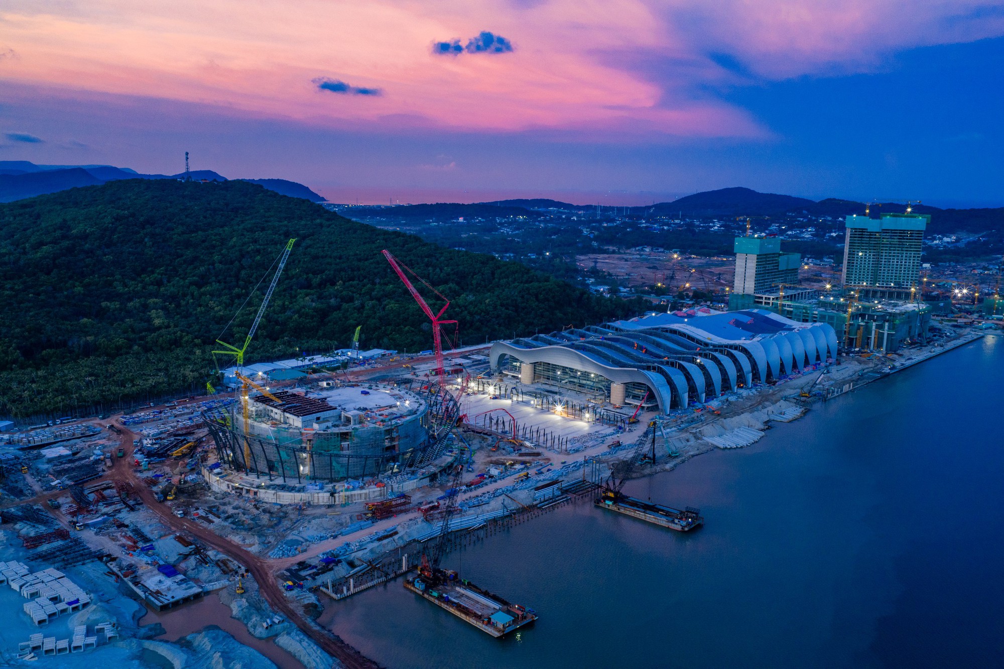 Việt Nam đang l&agrave;m si&ecirc;u c&ocirc;ng tr&igrave;nh rộng hơn 150.000m&sup2; tr&ecirc;n đảo Ngọc, hệ m&aacute;i th&eacute;p 12.000 tấn vượt nhịp 81m kh&ocirc;ng cần cột giữa- Ảnh 14.