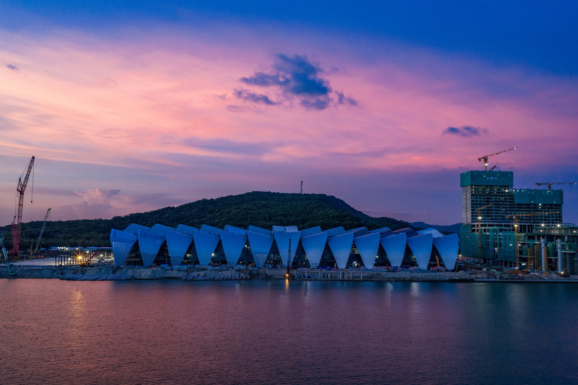 Việt Nam đang l&agrave;m si&ecirc;u c&ocirc;ng tr&igrave;nh rộng hơn 150.000m&sup2; tr&ecirc;n đảo Ngọc, hệ m&aacute;i th&eacute;p 12.000 tấn vượt nhịp 81m kh&ocirc;ng cần cột giữa- Ảnh 15.