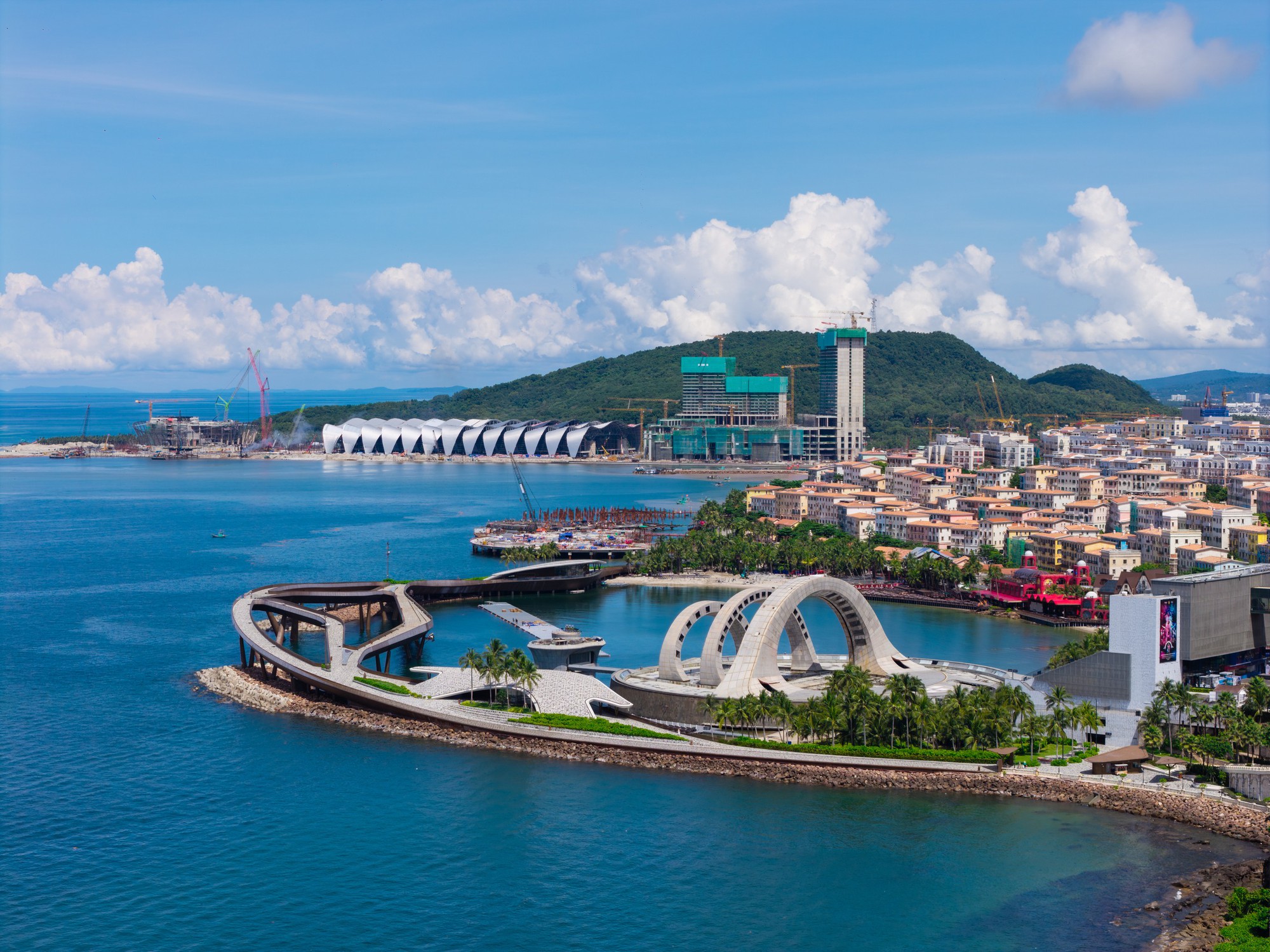 Việt Nam đang l&agrave;m si&ecirc;u c&ocirc;ng tr&igrave;nh rộng hơn 150.000m&sup2; tr&ecirc;n đảo Ngọc, hệ m&aacute;i th&eacute;p 12.000 tấn vượt nhịp 81m kh&ocirc;ng cần cột giữa- Ảnh 2.