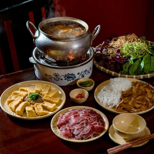 Việt Nam c&oacute; qu&aacute;n ăn đ&oacute;n li&ecirc;n tiếp 3 nguy&ecirc;n thủ, đ&atilde;i to&agrave;n rau muống x&agrave;o tỏi, c&oacute; vị c&ograve;n xắn tay v&agrave;o bếp cuốn nem cua bể - Ảnh 11.