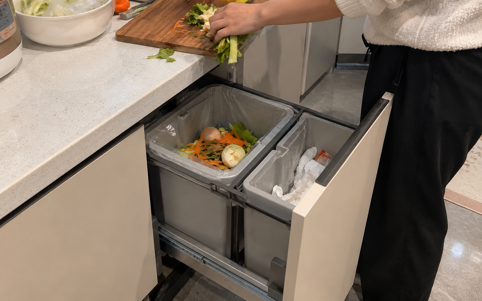 Tại sao ng&agrave;y c&agrave;ng nhiều gia đ&igrave;nh kh&ocirc;ng đặt th&ugrave;ng r&aacute;c dưới chậu rửa b&aacute;t? H&oacute;a ra chuyển sang 2 chỗ n&agrave;y lại tiện đủ đường- Ảnh 2.