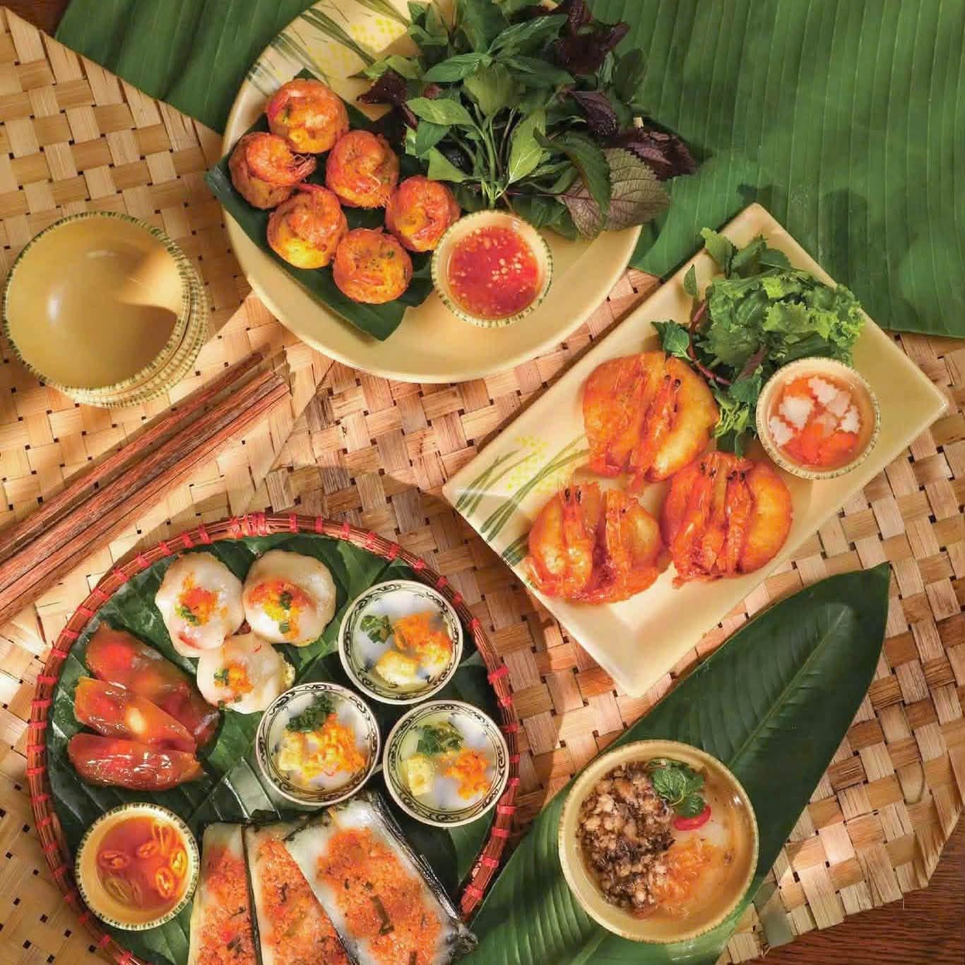 Việt Nam c&oacute; qu&aacute;n ăn đ&oacute;n li&ecirc;n tiếp 3 nguy&ecirc;n thủ, đ&atilde;i to&agrave;n rau muống x&agrave;o tỏi, c&oacute; vị c&ograve;n xắn tay v&agrave;o bếp cuốn nem cua bể - Ảnh 9.