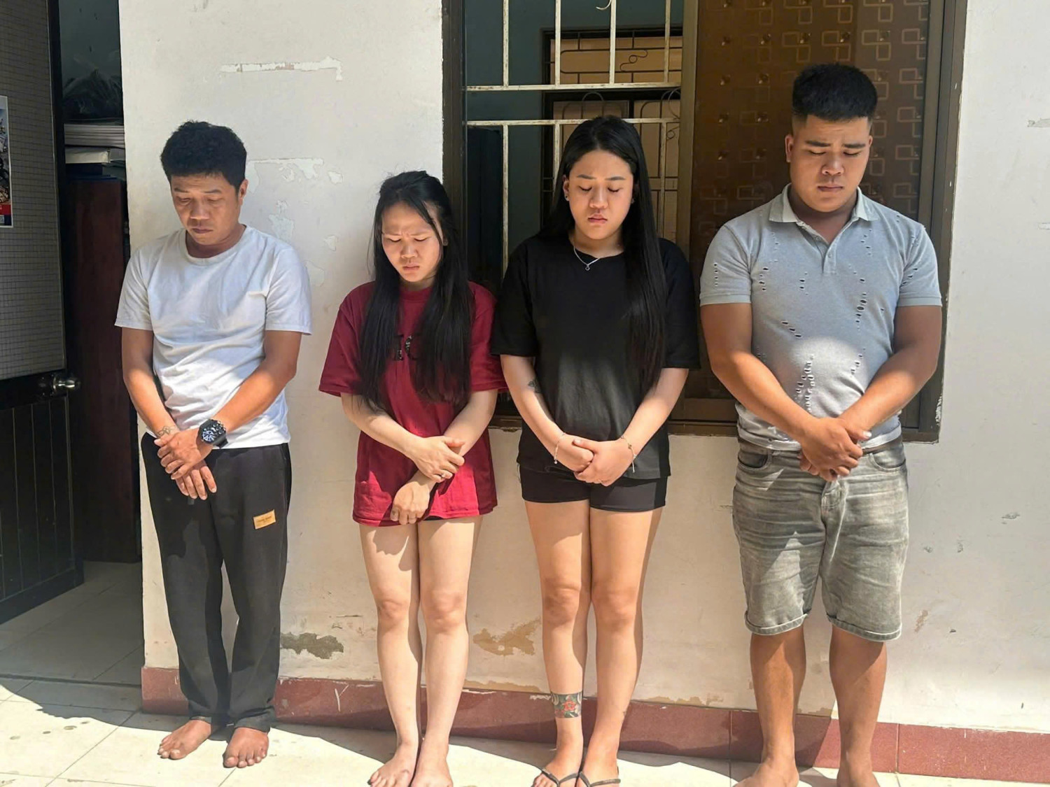 C&ocirc;ng an bất ngờ kiểm tra 1 qu&aacute;n internet: Bắt khẩn cấp 3 người - Ảnh 2.