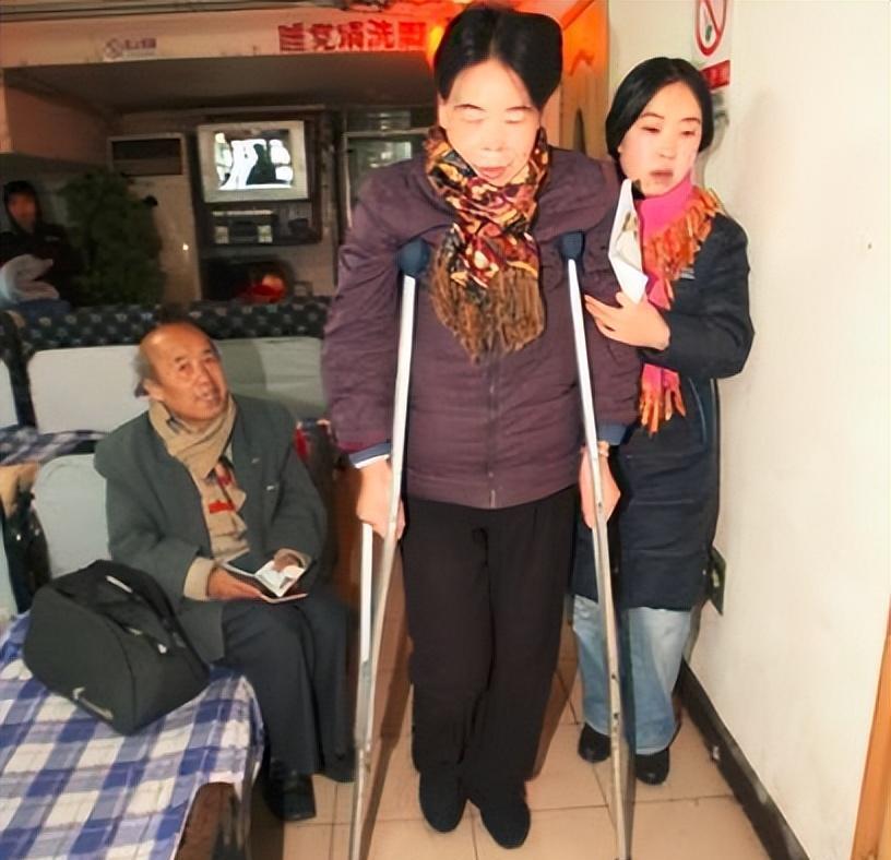 Fan nữ từng khiến cha b&aacute;n nh&agrave;, b&aacute;n thận để theo đuổi Lưu Đức Hoa, tuổi 48 sống trong căn ph&ograve;ng 30m&sup2;, nghẹn ng&agrave;o nhớ về người cha đ&atilde; khuất- Ảnh 2.