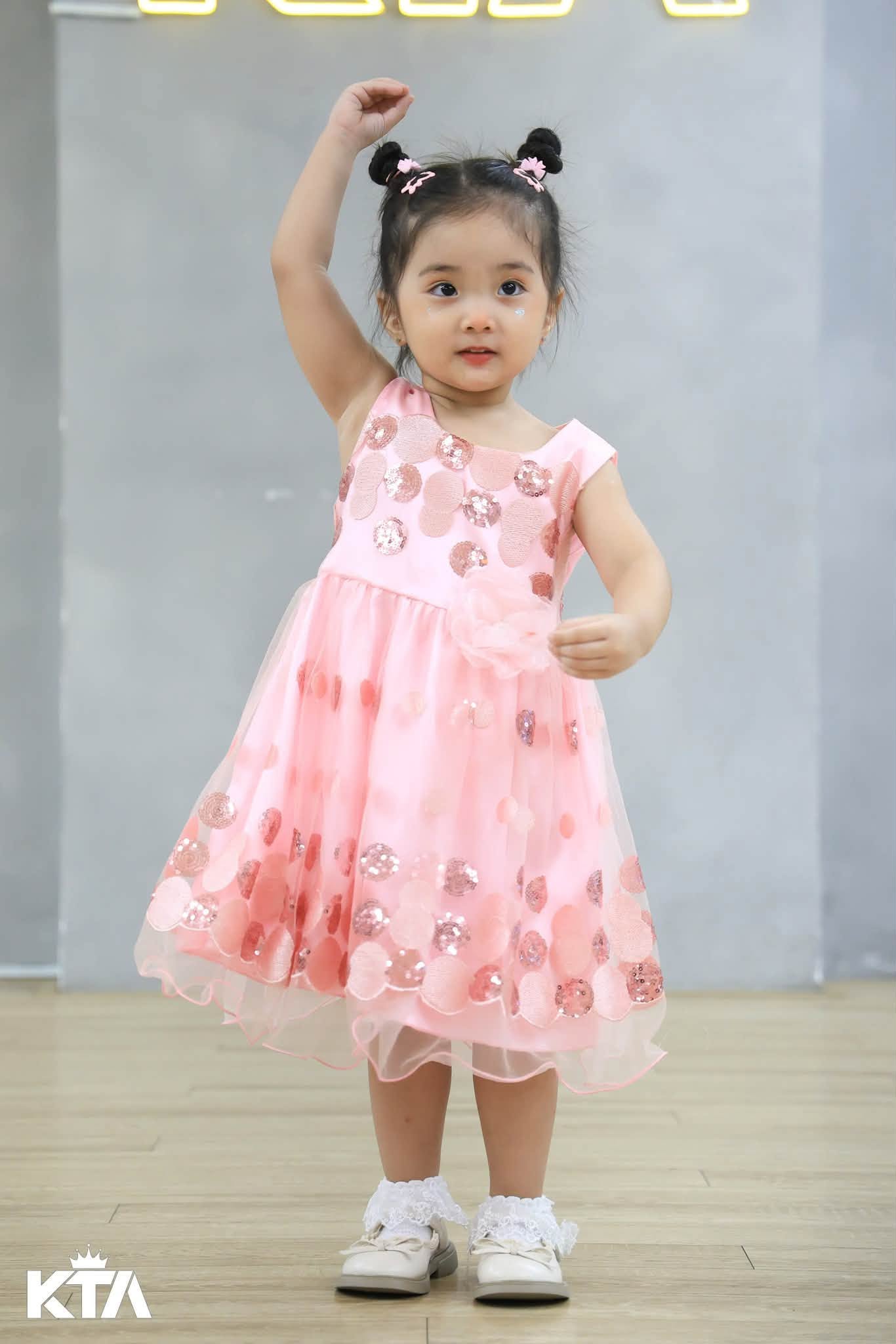 B&eacute; Lisa - con g&aacute;i &uacute;t nh&agrave; Kh&aacute;nh Thi Phan Hiển mới 3 tuổi đ&atilde; học ballet, &eacute;p dẻo điệu nghệ đến mức c&ocirc; gi&aacute;o dạy m&uacute;a cũng bất ngờ- Ảnh 2.
