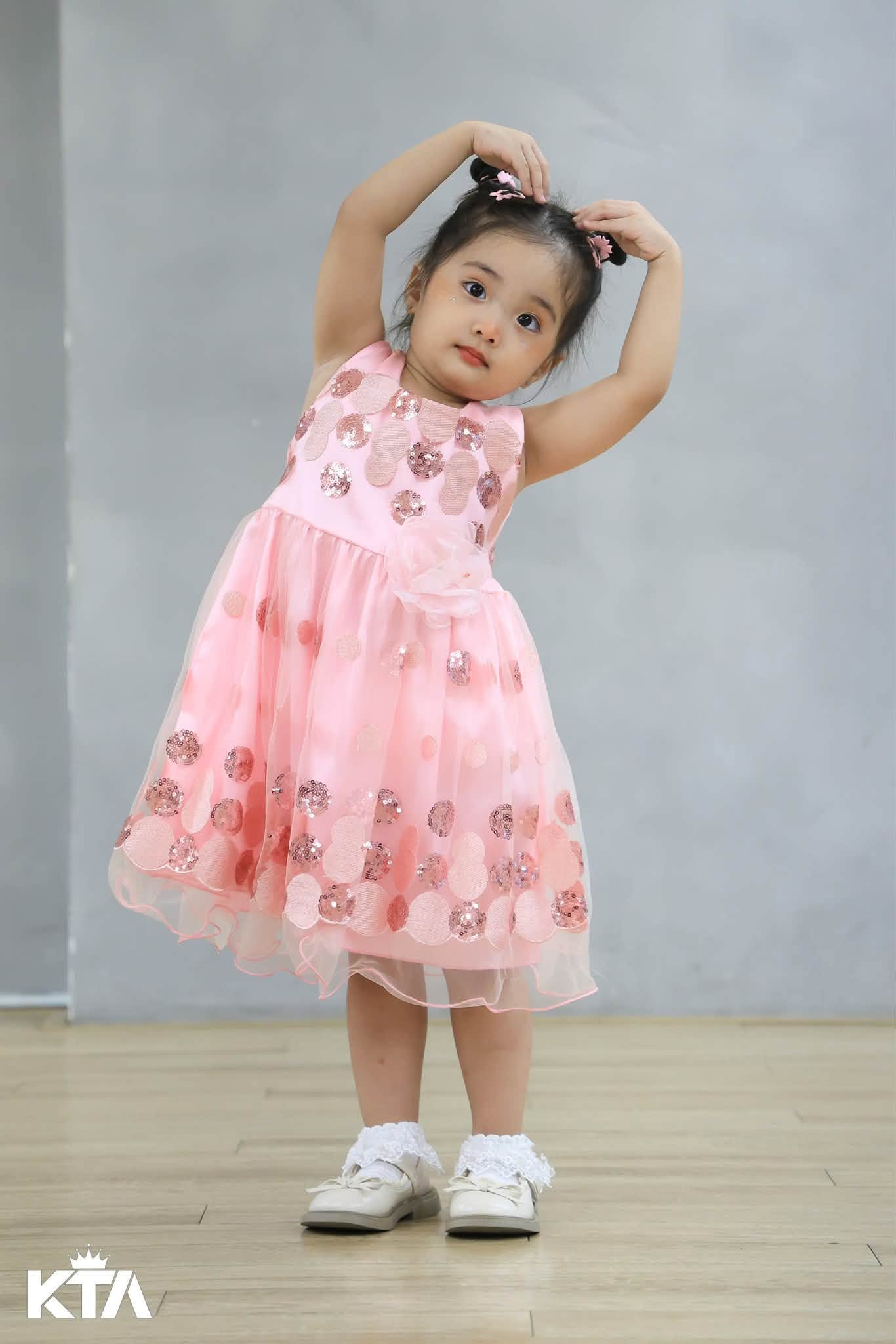B&eacute; Lisa - con g&aacute;i &uacute;t nh&agrave; Kh&aacute;nh Thi Phan Hiển mới 3 tuổi đ&atilde; học ballet, &eacute;p dẻo điệu nghệ đến mức c&ocirc; gi&aacute;o dạy m&uacute;a cũng bất ngờ- Ảnh 1.