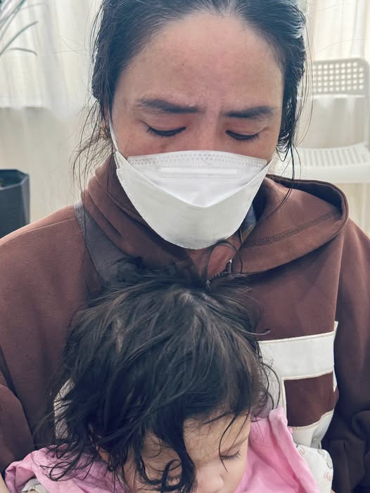 Vừa mổ đươc v&agrave;i tiếng, người mẹ đ&atilde; xuất viện bế con kh&oacute; thở đi kh&aacute;m: Tay &ocirc;m con, tay giữ vết mổ khiến b&aacute;c sĩ cũng chạnh l&ograve;ng - Ảnh 1.
