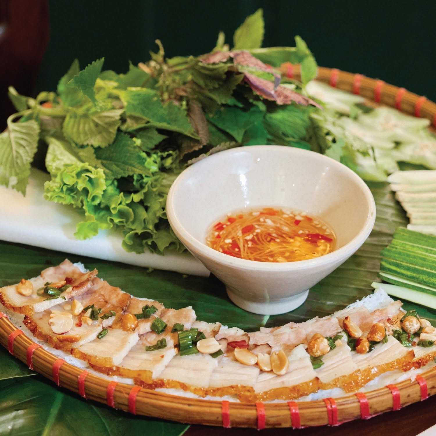 Việt Nam c&oacute; qu&aacute;n ăn đ&oacute;n li&ecirc;n tiếp 3 nguy&ecirc;n thủ, đ&atilde;i to&agrave;n rau muống x&agrave;o tỏi, c&oacute; vị c&ograve;n xắn tay v&agrave;o bếp cuốn nem cua bể - Ảnh 10.