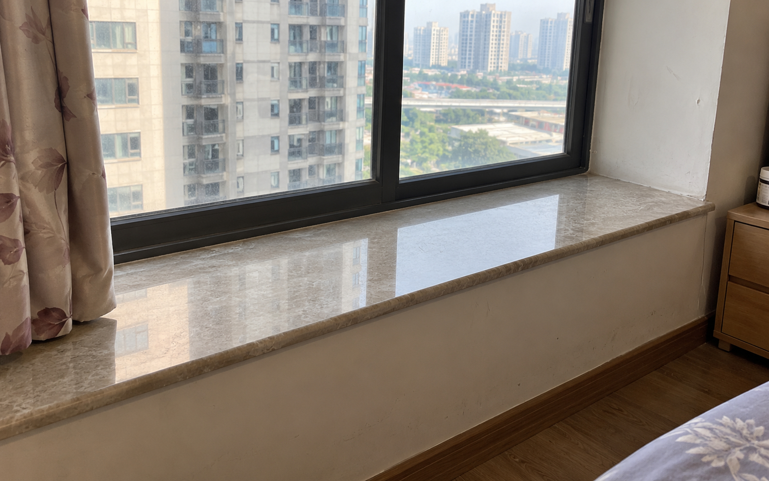 Tại sao ng&agrave;y c&agrave;ng nhiều gia đ&igrave;nh kh&ocirc;ng c&ograve;n ốp đ&aacute; bệ cửa sổ? 2 c&aacute;ch l&agrave;m mới biến khoảng trống th&agrave;nh g&oacute;c đẹp nhất nh&igrave; trong nh&agrave;- Ảnh 1.