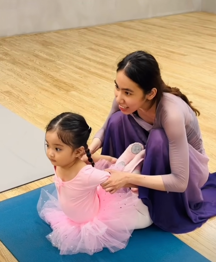 B&eacute; Lisa - con g&aacute;i &uacute;t nh&agrave; Kh&aacute;nh Thi Phan Hiển mới 3 tuổi đ&atilde; học ballet, &eacute;p dẻo điệu nghệ đến mức c&ocirc; gi&aacute;o dạy m&uacute;a cũng bất ngờ- Ảnh 8.