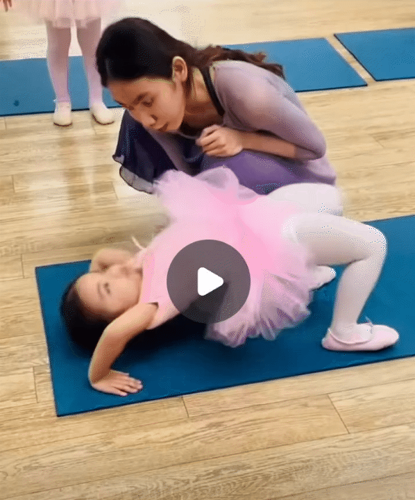 B&eacute; Lisa - con g&aacute;i &uacute;t nh&agrave; Kh&aacute;nh Thi Phan Hiển mới 3 tuổi đ&atilde; học ballet, &eacute;p dẻo điệu nghệ đến mức c&ocirc; gi&aacute;o dạy m&uacute;a cũng bất ngờ- Ảnh 7.